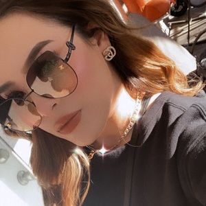 Meet your Posher, Esther